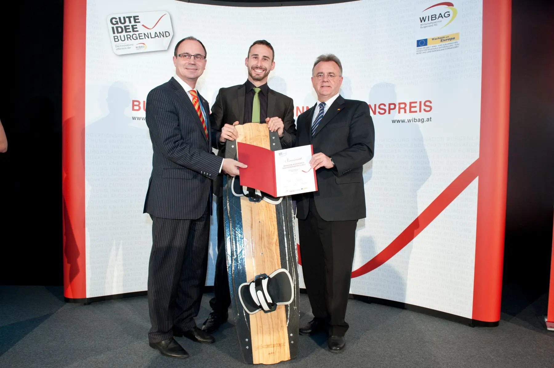 Herbert Schiwampl mit dem Kitesurfboard PHÖNIX und der Nominierungsurkunde 2013