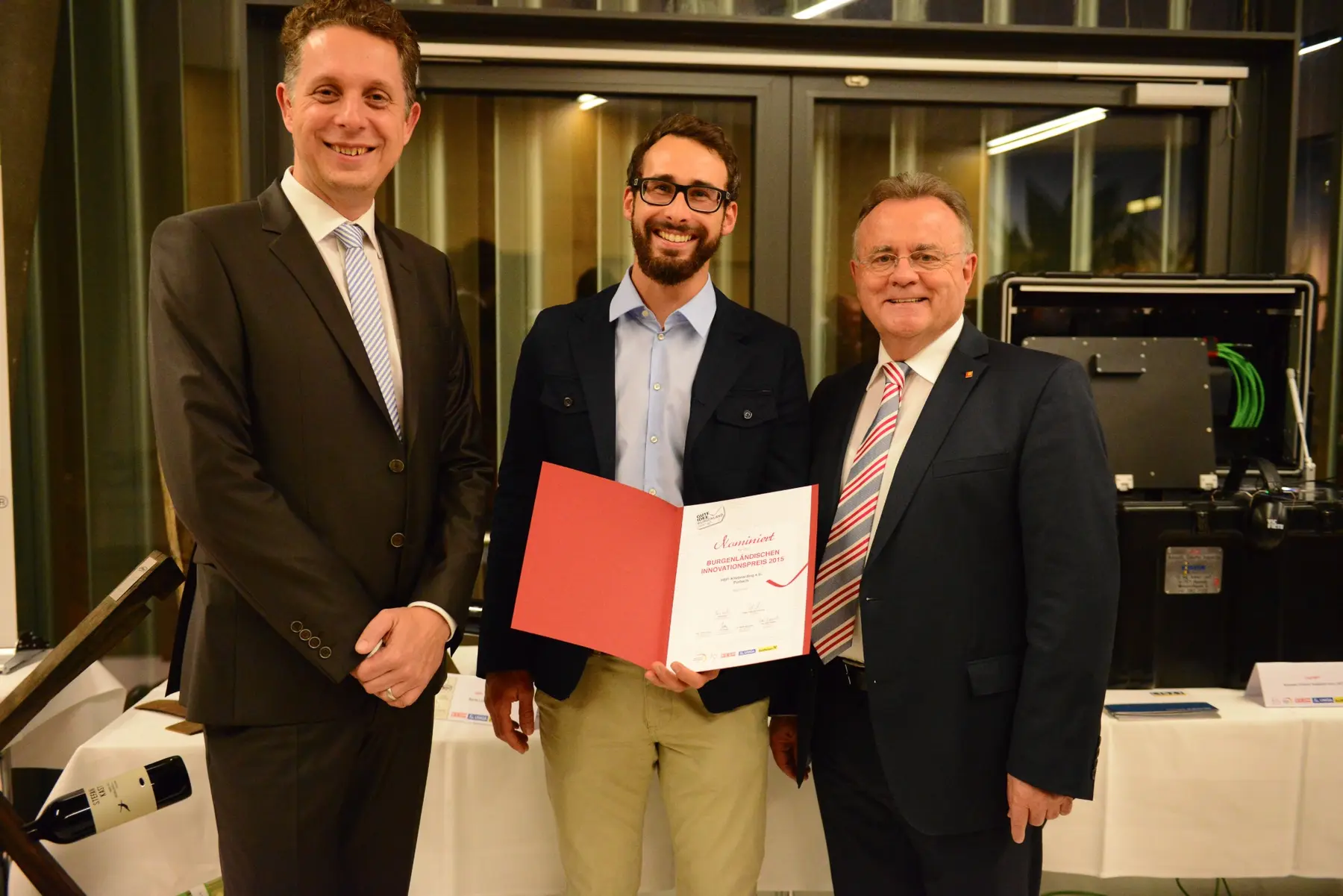 Herbert Schiwampl mit der Nominierungsurkunde zum Burgenländischen Innovationspreis 2015
