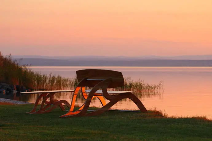 HSPi Furniture Sitzmöbel und Tisch am Neusiedler See