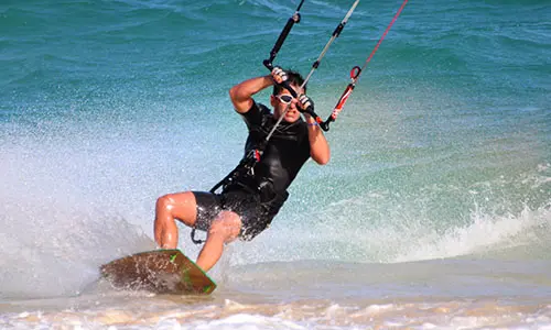 Kitesurfer beim Praxistest eines von HSPi entwickelten Boards