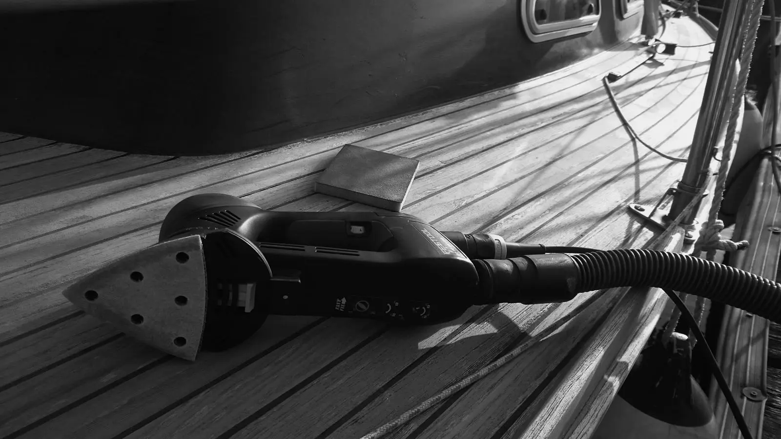 Professionelle Oberflächenbearbeitung auf einem Yachtdeck