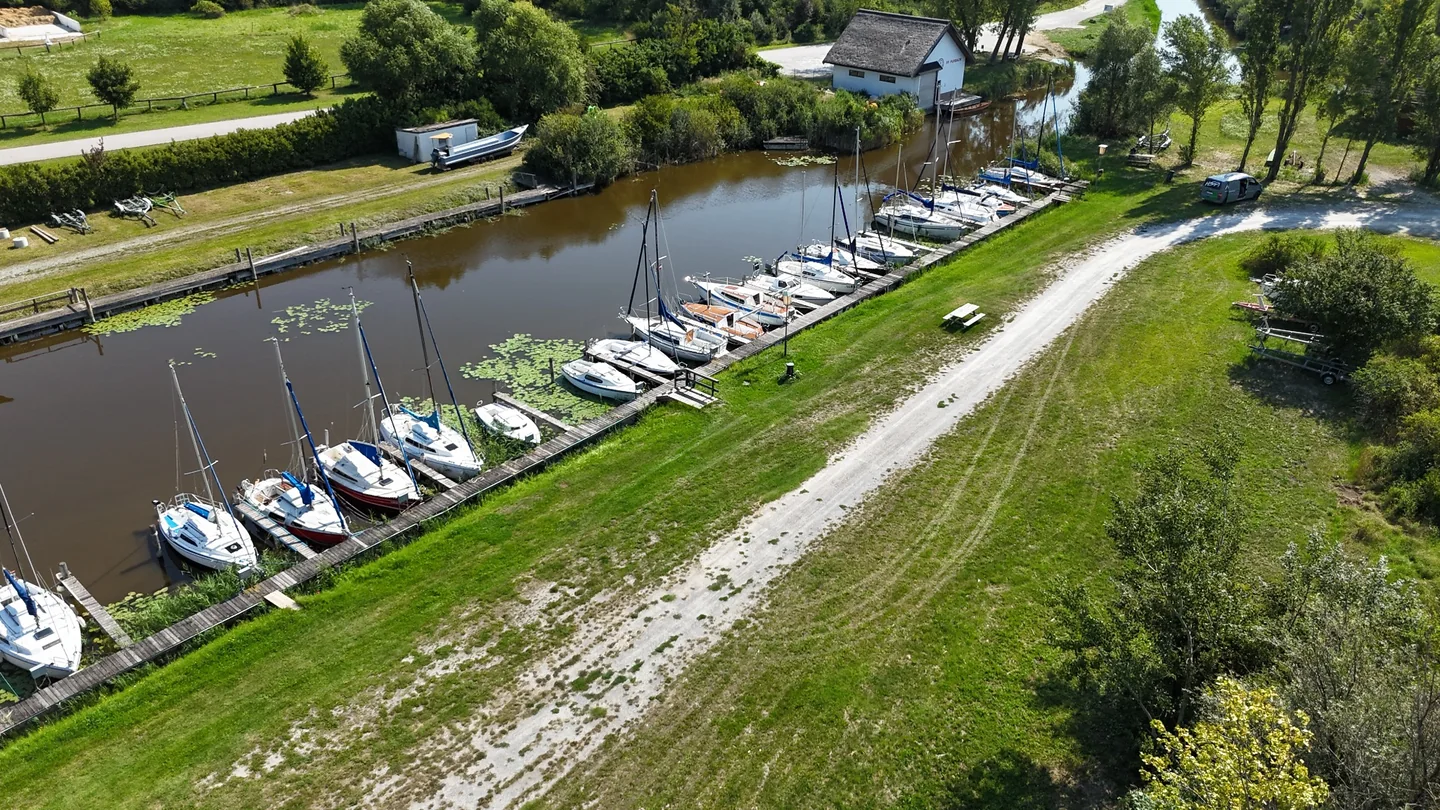 Luftaufnahme der Liegeplätze im Hafen Purbach