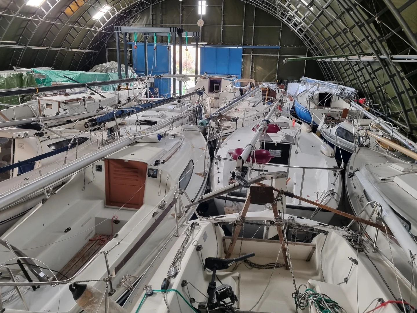 Segelboote in der Winterlagerhalle