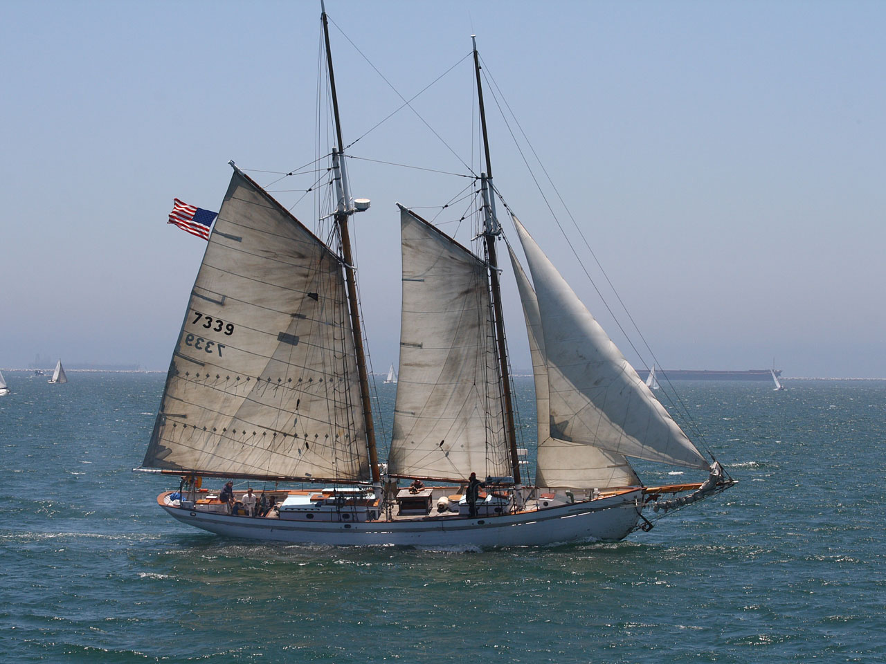 Klassische zweimastige Holzsegelyacht mit gesetzten Gaffelsegeln auf See