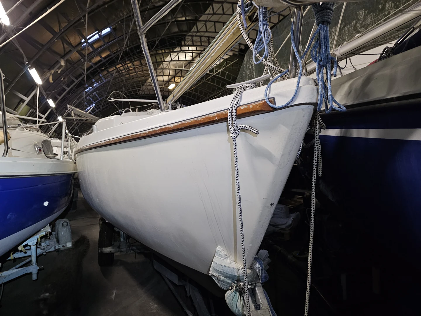 Originalaufnahme der Neptun 22 mit Gebrauchsspuren an Rumpf und Holzleiste im Winterlager